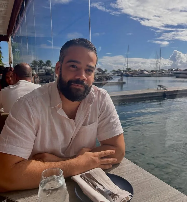 Amaro Anselmo em um momento informal, fora do escritório